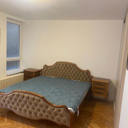 Sandra Ni Esterno foto