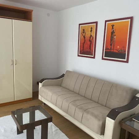 Sandra Ni Esterno foto