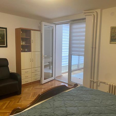 Sandra Ni Esterno foto