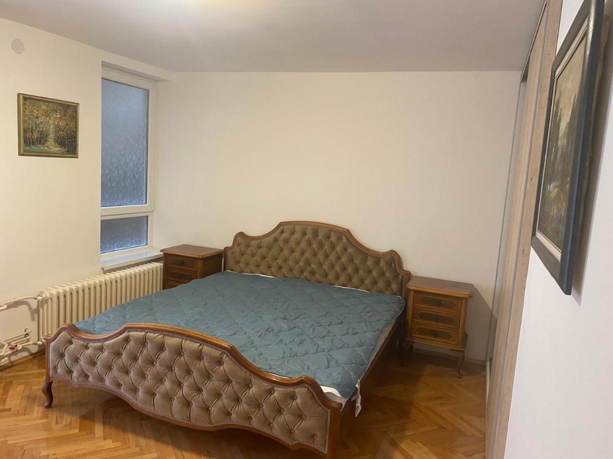 Sandra Ni Esterno foto