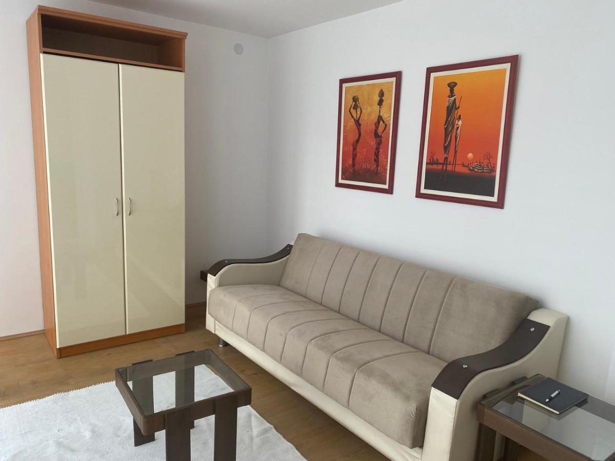 Sandra Ni Esterno foto