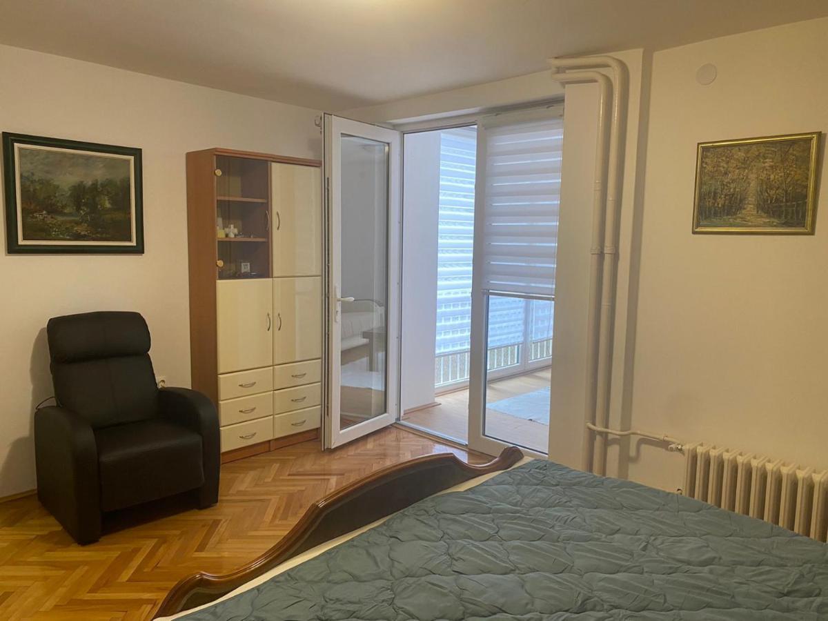 Sandra Ni Esterno foto
